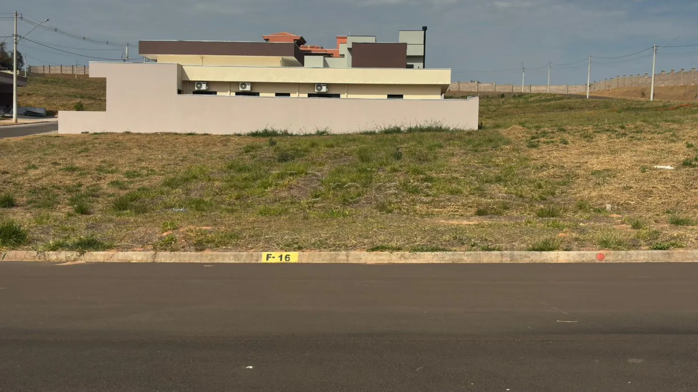 Comprar Terreno / Condomínio em Botucatu R$ 330.000,00 - Foto 1