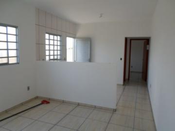 Alugar Casa / Padrão em Botucatu. apenas R$ 700,00