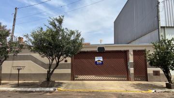 Casa com 03 Quartos sendo 01 Suíte, muito bem localizada.