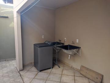 Casa com 03 Quartos sendo 01 Suíte, muito bem localizada.