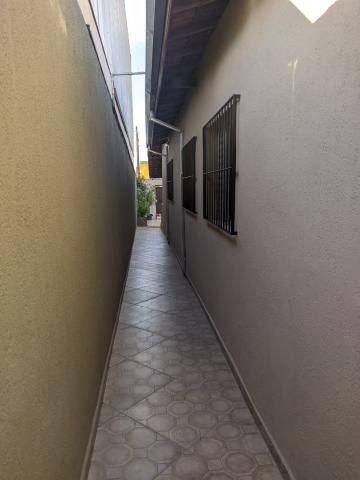 Casa com 03 Quartos sendo 01 Suíte, muito bem localizada.