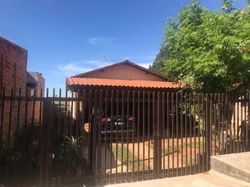 Alugar Casa / Padrão em Botucatu. apenas R$ 250.000,00