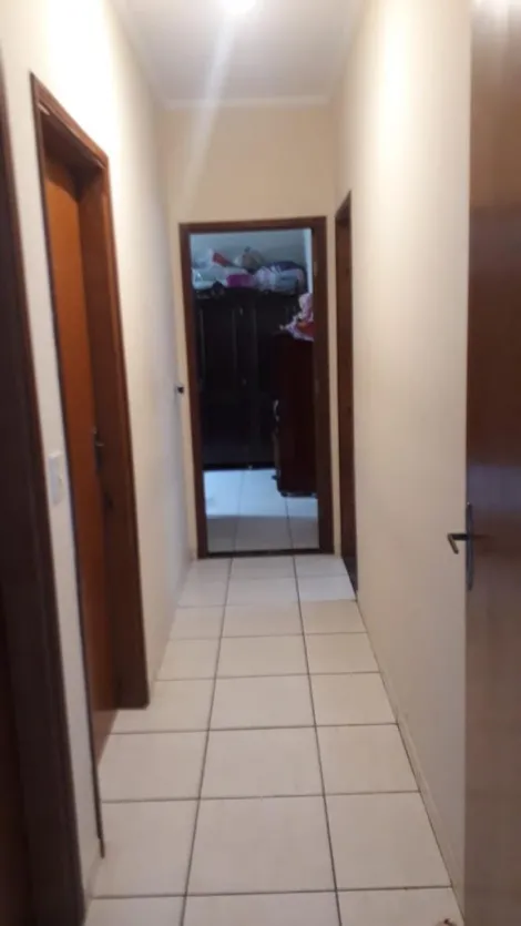 Encantadora Casa de 3 Dormitórios com Suíte e Garagem Coberta para 2 Carros, Localização Ideal!