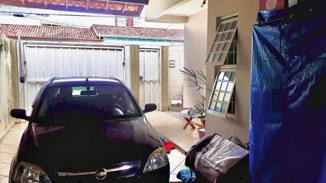 Encantadora Casa de 3 Dormitórios com Suíte e Garagem Coberta para 2 Carros, Localização Ideal!