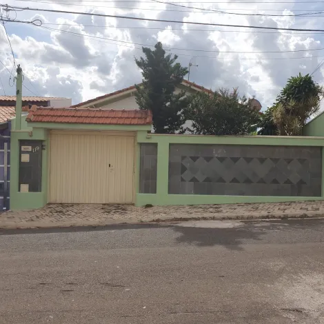 Alugar Casa / Padrão em Botucatu. apenas R$ 450.000,00