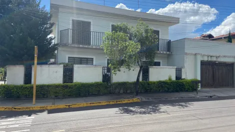 CASA COM 04 DORMITÓRIOS NA ESQUINA DO GINÁSIO MUNICIPAL