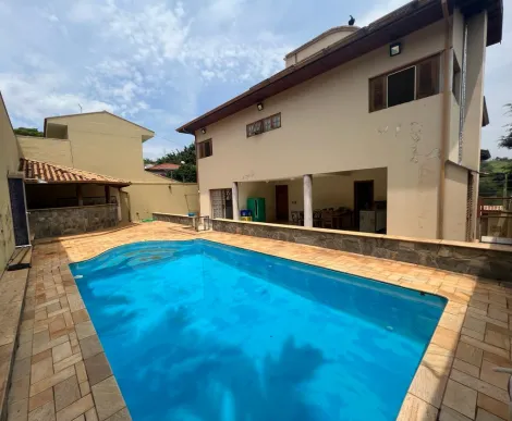 Residência Luxuosa em Região Nobre: Descubra este Sobrado Avarandado com Amenidades de Prestígio