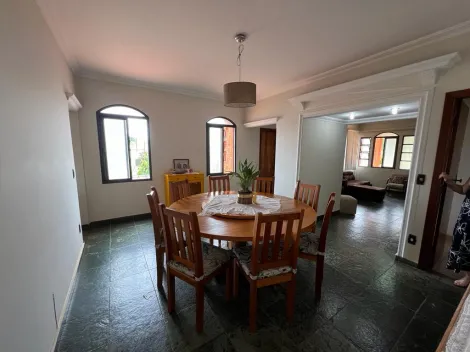 Residência de Luxo em Bairro Nobre: Sobrado com Amenidades Excepcionais e Vista Deslumbrante