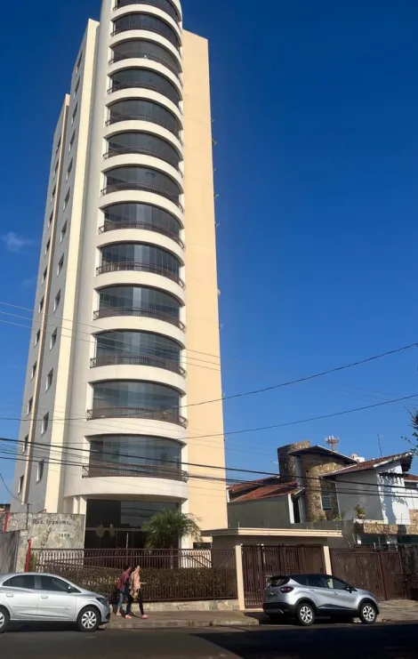 Alugar Apartamento / Padrão em Botucatu. apenas R$ 1.590.000,00