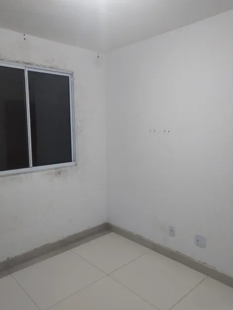 Ótima Oportunidade Apartamento com localização privilegiada, com quintal contendo: Sala Cozinha 2 Dormitórios Banheiro social