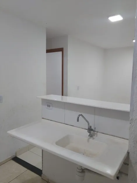 Ótima Oportunidade Apartamento com localização privilegiada, com quintal contendo: Sala Cozinha 2 Dormitórios Banheiro social