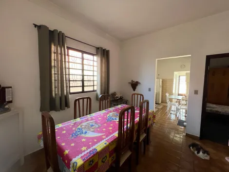 imagem 3 - Residência Estratégica com Amplo Terreno e Edícula Completa: 3 Dormitórios, Quintal Generoso e Proximidade a Comércio, Igreja e Bancos. imagem 3 - Residência Estratégica com Amplo Terreno e Edícula Completa: 3 Dormitórios, Quintal Generoso e Proximidade a Comércio, Igreja e Bancos.