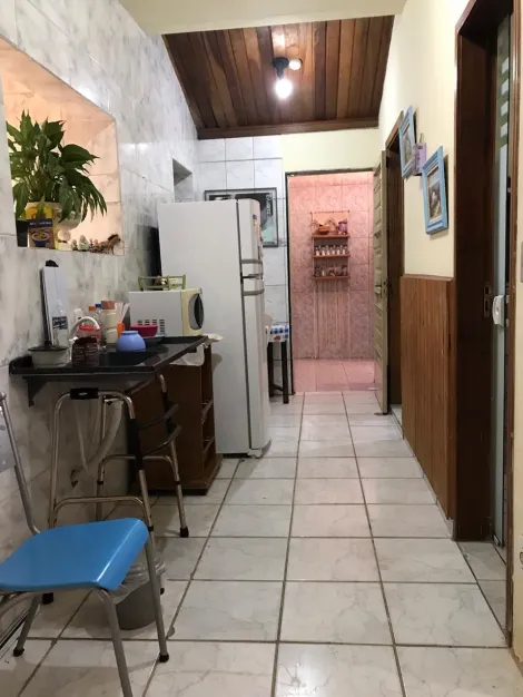 Imóvel perfeito para implantação de um hostel, pousada, pensão ou moradia para 02 famílias. Jardins internos, sacadas e piscina aquecida.